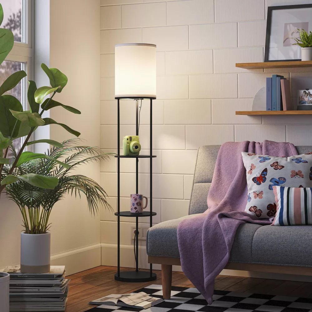 Lampa podłogowa z dodatkowymi półkami i cylindrycznym abażurem tkaninowym