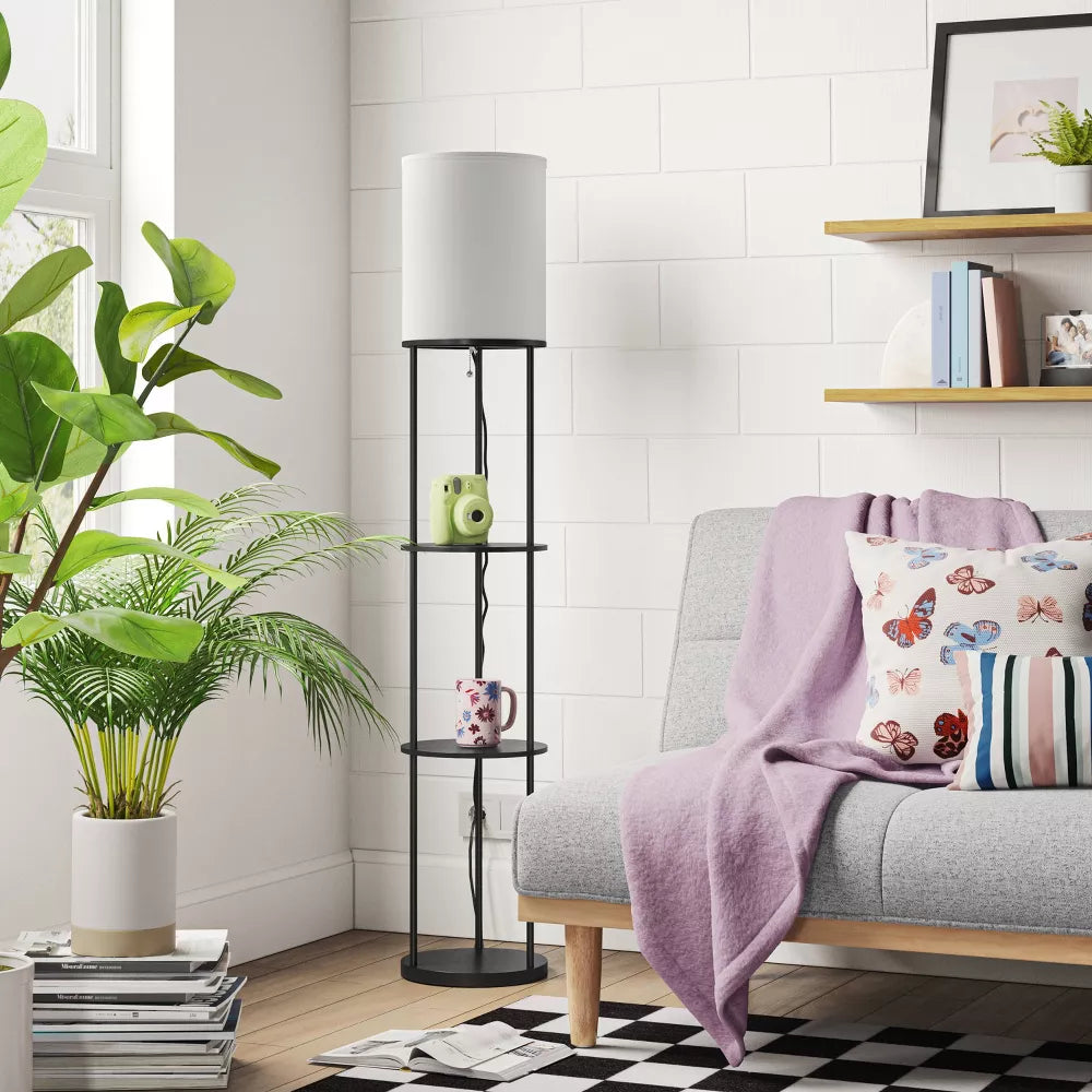 Lampa podłogowa z dodatkowymi półkami i cylindrycznym abażurem tkaninowym