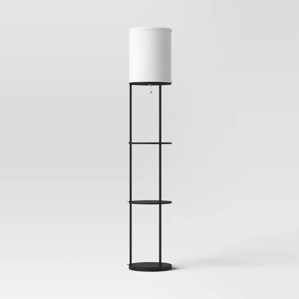 Lampa podłogowa z dodatkowymi półkami i cylindrycznym abażurem tkaninowym