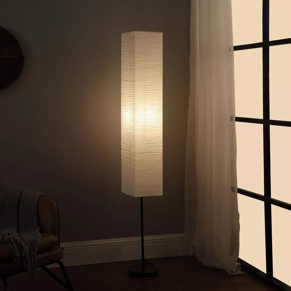 Lampa podłogowa z wysokim prostokątnym abażurem dekoracyjnym